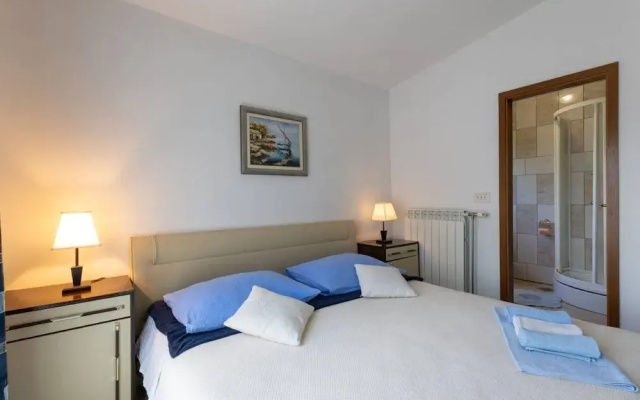 Bright and Spacious Apartment With Terrace in Kastel Stafilic
