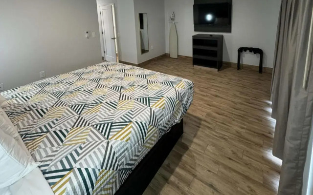 Englewood Inn & Suites