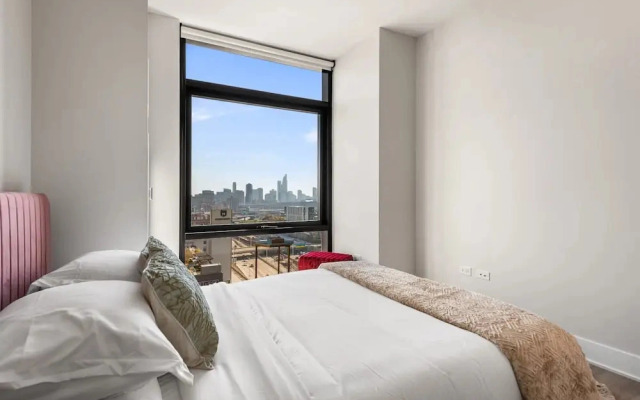 West Loop Getaway Balcony Dining Steps Quiet