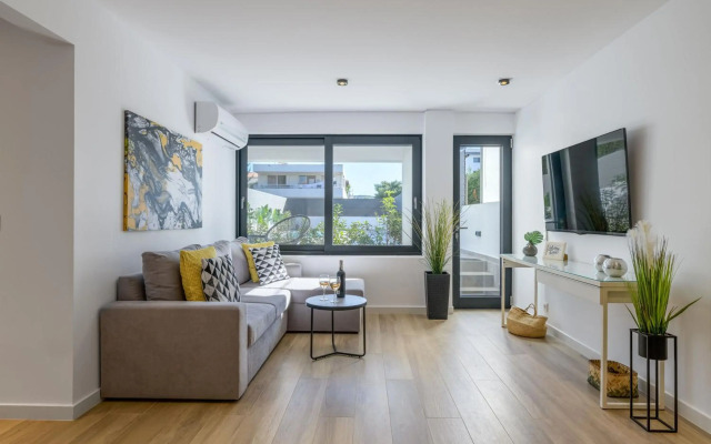 Stylish Voula Apartment with pool close to Kavouri Beach
