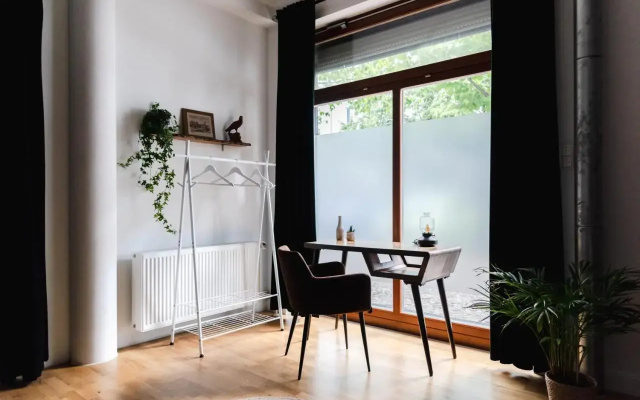 90sqm 2br Design Gem - Outdoor Terrace