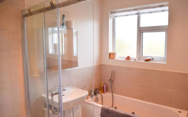 Stunning and Spacious 3 Bedroom House With Garden