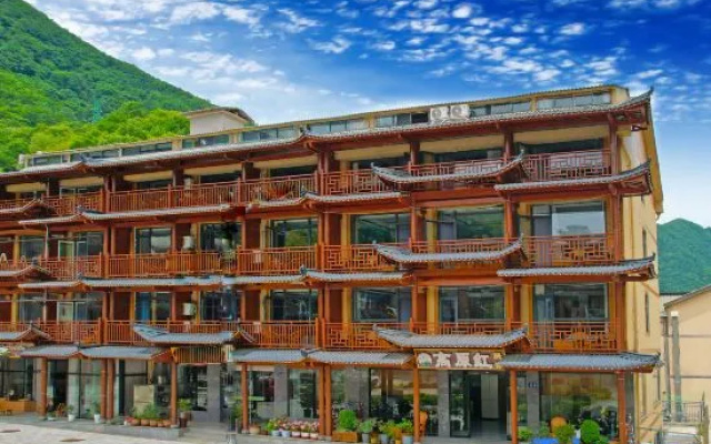 Shennongjia Plateau Red Homestay (Dajiuhu Pingqian Ancient Town Branch)