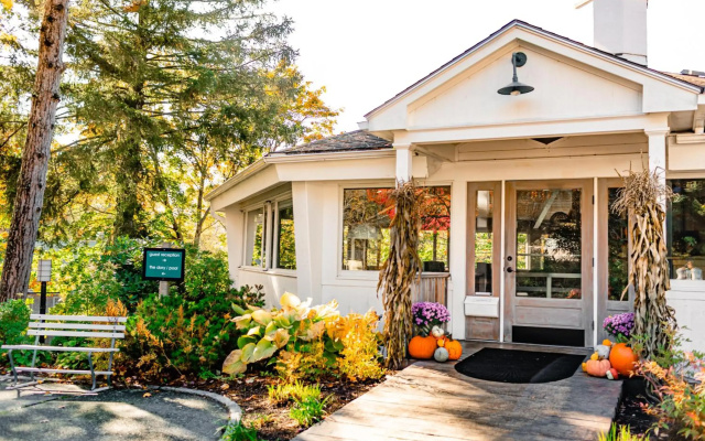 Village Cove Inn