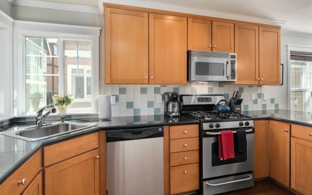 Seattle Vacation Home: The Great Wall