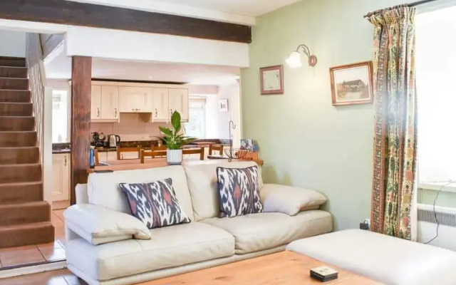 Red Squirrel Haven 2BR House - Sleeps 4 - Parking