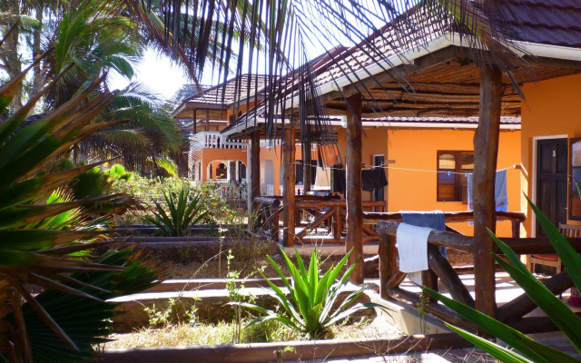 Отель Mnarani Beach Cottages