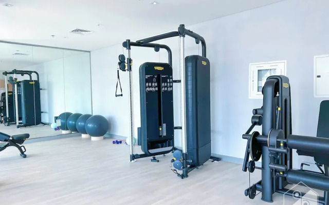 Tranquil 1BR Escape With Pool View in Meydan