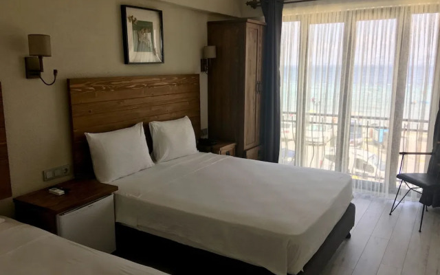 8 Rooms Hotel