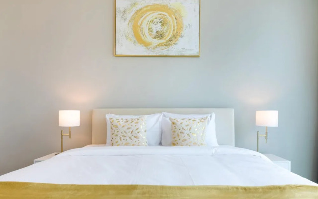 High-floor Trendy Apt w Marina Palm Ocean Vws