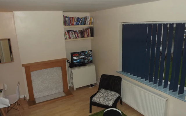 2 Bedrooms House