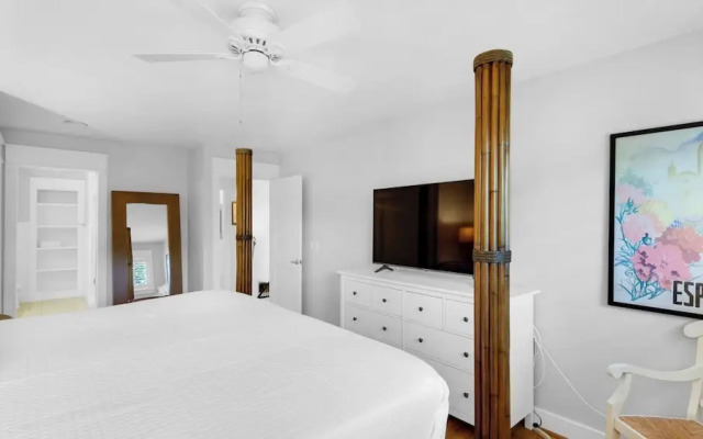 Spacious 3b/3b, Sleeps 6, Lakeview, Beach Access!
