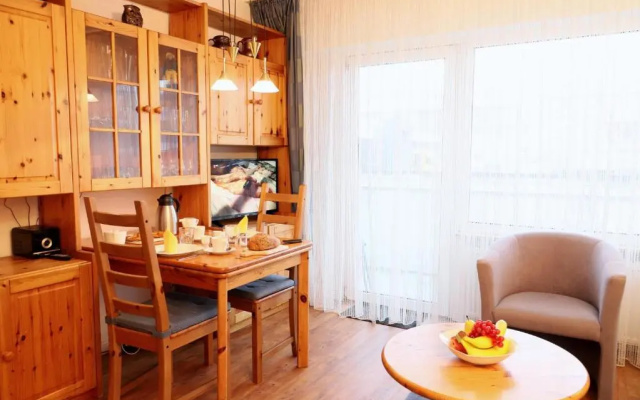 Freundliches 2-Zimmer-Appartement mit Kieferneinrichtung und einem Balkon.
