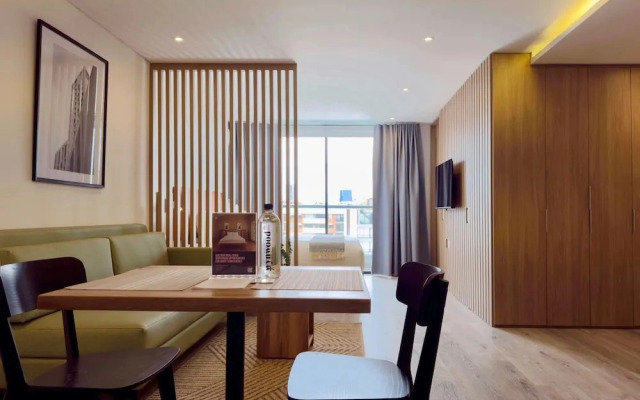 w Engaging Loft w Balcony in Santa B Rbara