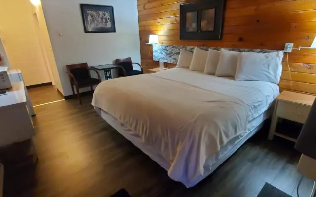 Pines Motel