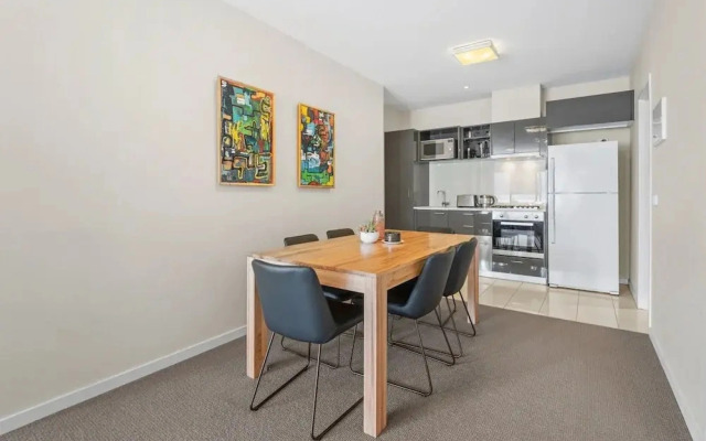 Chic Inner City Convenience, With Secure Parking