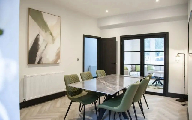 Bright Modern Manchester Home Free Parking