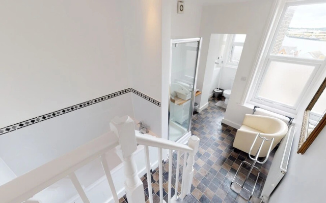 Spacious 2 Bedroom Apartment Sleeps 6 With Parking