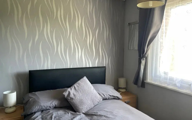 2-bed Seaside Retreat - Sleeps 5 & Parking