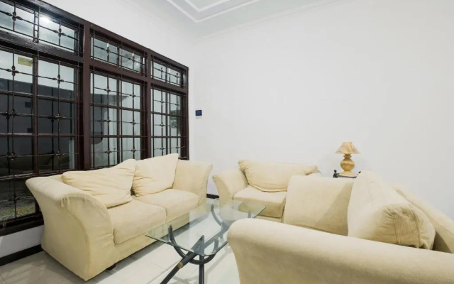 OYO 3467 White Residence