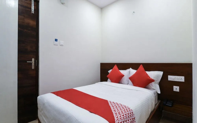 Oyo 12681 Blue Moon Inn