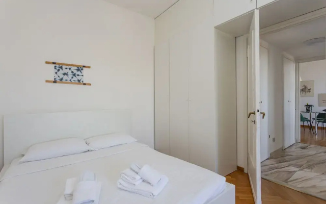 Skyline view Biancamano 1 bdr with balcony by Rentopolis