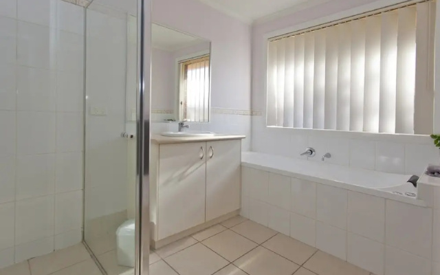 Modern Townhouse – Spa and Comfort