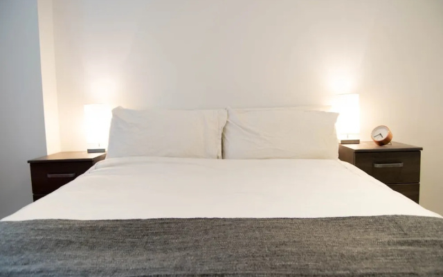 Stunning 2 Bedroom Apartment on the River Thames
