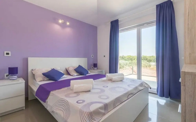 Villa in Valtura Near Roman Amphitheater