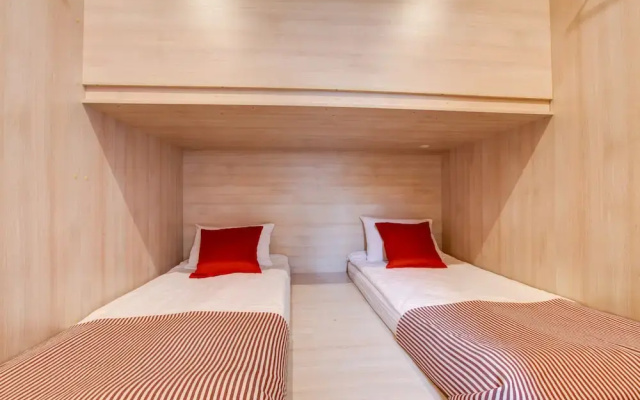 Dad&Cat Capsule Hotel
