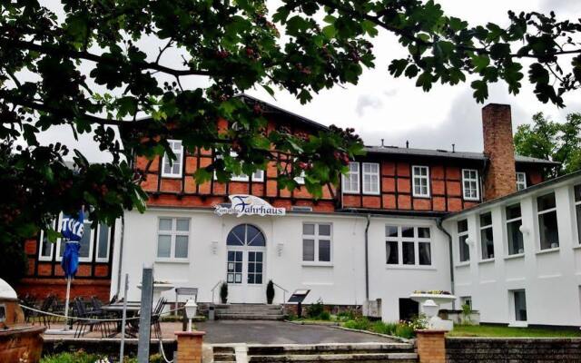 Hotel Pension Zum Alten Fahrhaus вид на фасад