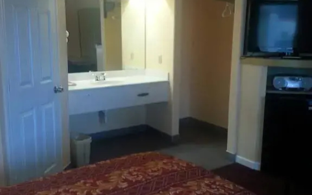 Deluxe Inn Motel