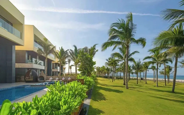Golfers Paradise: Villa at World-class Course Edge
