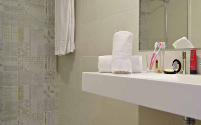 Hotel Alone/Tropic