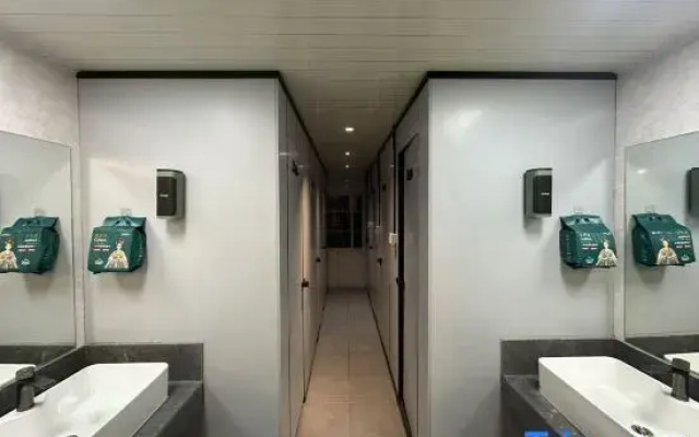 Unrestrained Youth Hostel