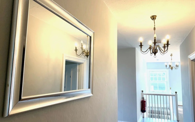 The Farmhouse - Sleeps 12 With Private Grounds