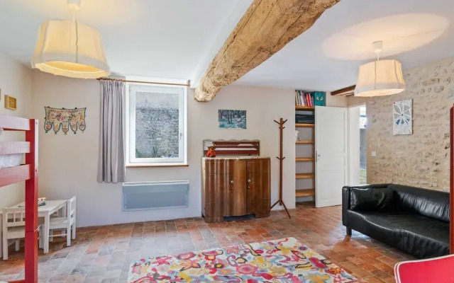 Charming Holiday Home in Yevre-la-Ville with Pool
