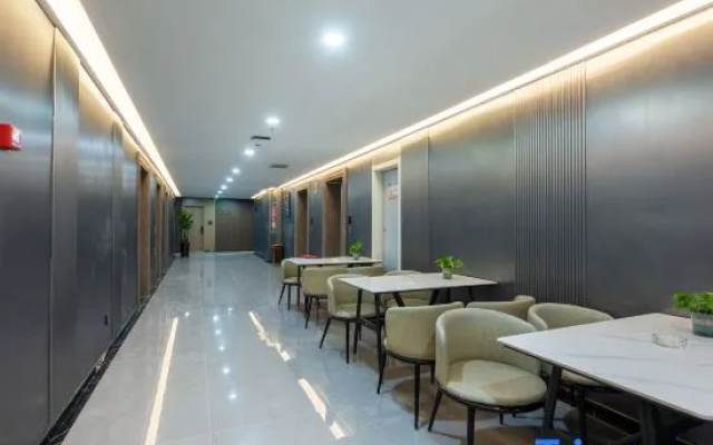 IU Hotel (Shijiazhuang Beiguo Yizhuang Canal Bridge Station/Tiedao University Subway Station)