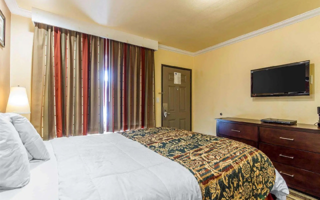 Rodeway Inn & Suites Near The Coliseum & Arena