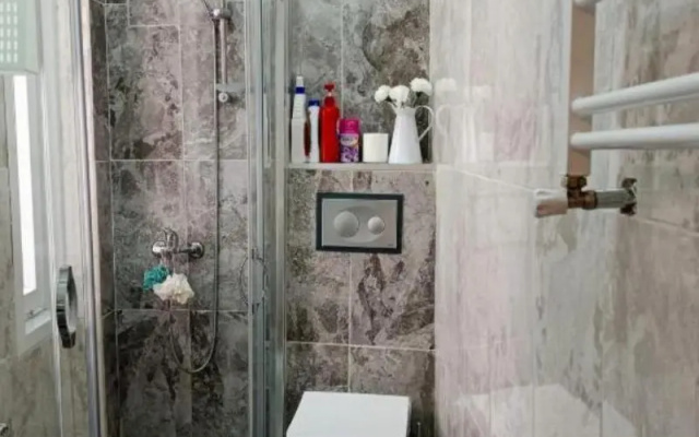 Azad Homes Nadia Cukurcuma