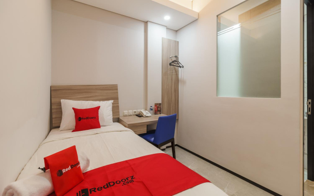 RedDoorz Plus near Senayan City
