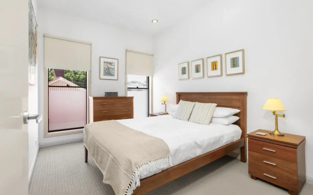 2-bed Apartment With Parking & Balcony Near Trains