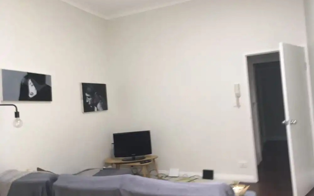 BUDGET Bourke st Apartment