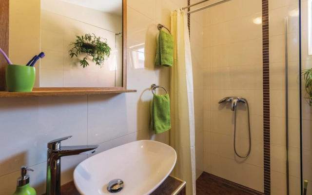 Stunning Home in Valbandon With Wifi and 2 Bedrooms