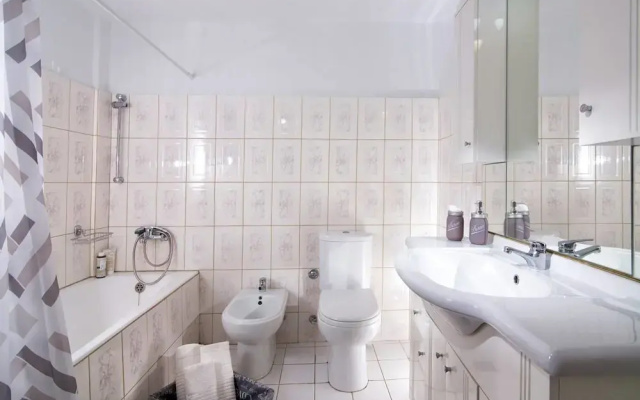 Bright stylish flat 10' walk to centre