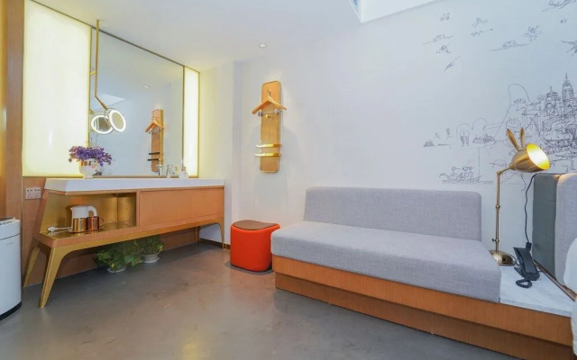No. 8 Art Hotel
