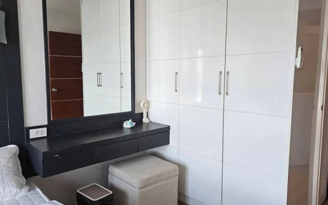 Quiet Condo, Minutes to Everything