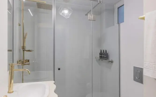 Parisian-Inspired 1BR in the Heart of Bucharest - Balcony, AC & Fully Equipped