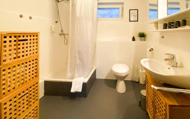 modern Room with Netflix in Porta Westfalica