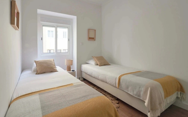 Spacious & Light Filled 4Br Apartment By Timecoler